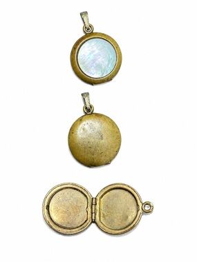 Gold-Tone Round Mother-of-Pearl locket charm vintage